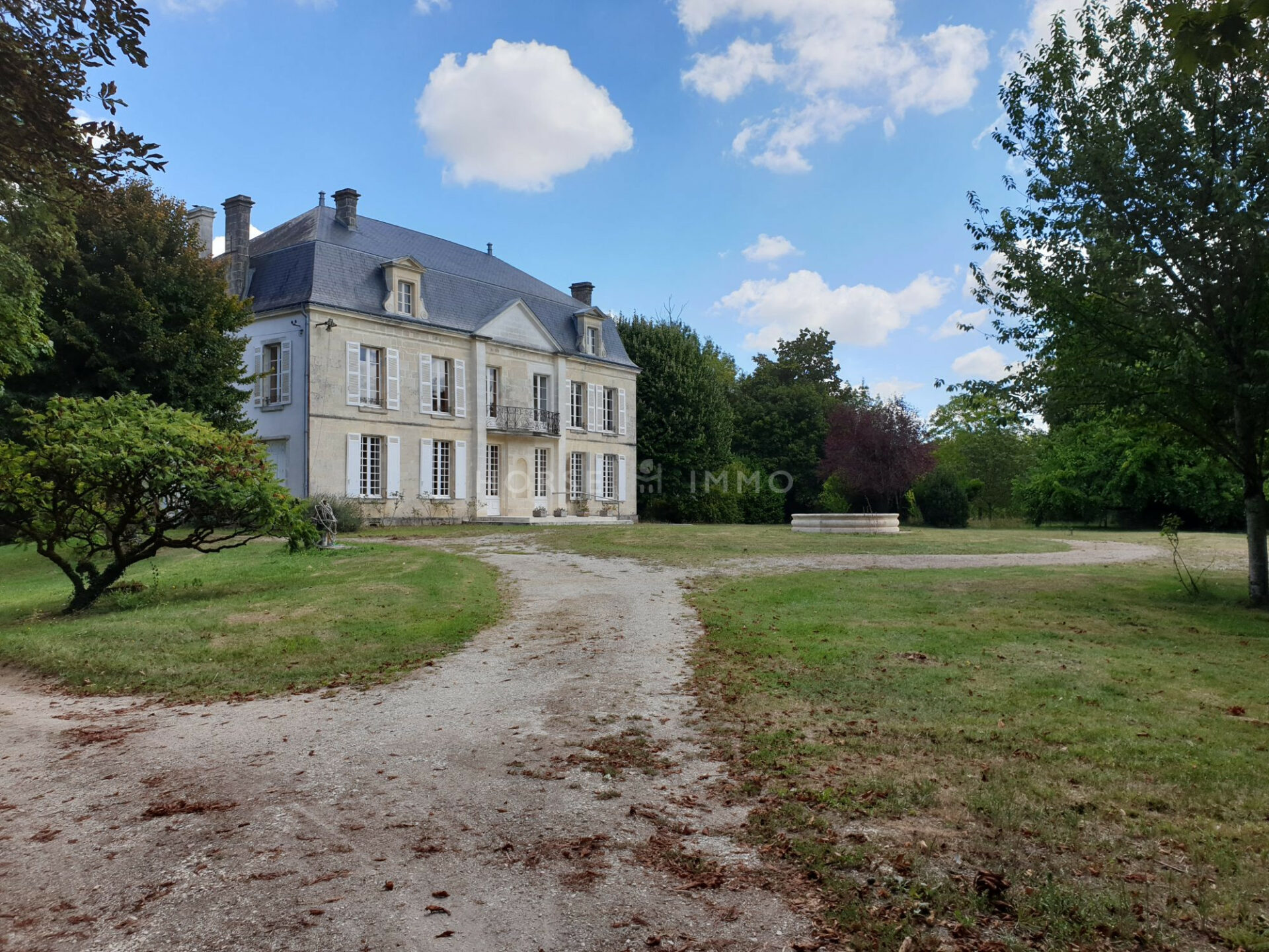 1614339527 VM1666 1 original 1920x1440 - Château et ses 2 logements sur 30ha clos de murs